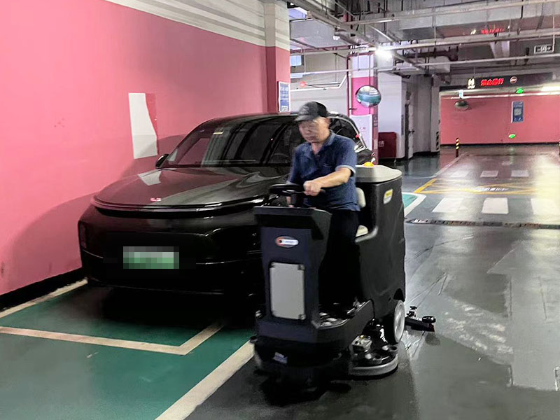 物業(yè)保潔使用美高駕駛式洗地機