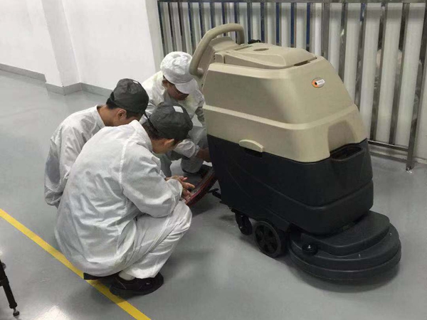 有適合小型工廠使用的手推式洗地機(jī)嗎？