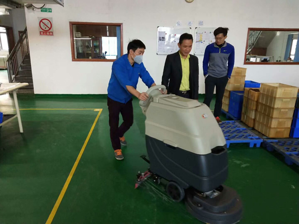 手推式洗地機(jī)